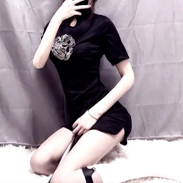 雷电交加的小路 海报